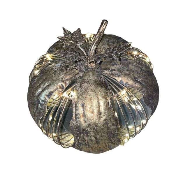 Metal pumpkin with warm twinkling lights in gold / bronze color - Picture 8 of 11